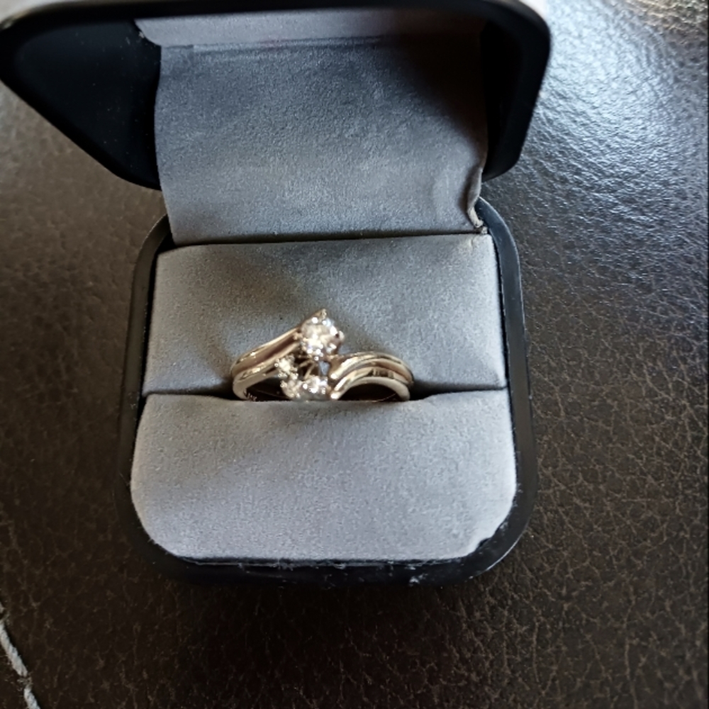 Diamond gold ring.